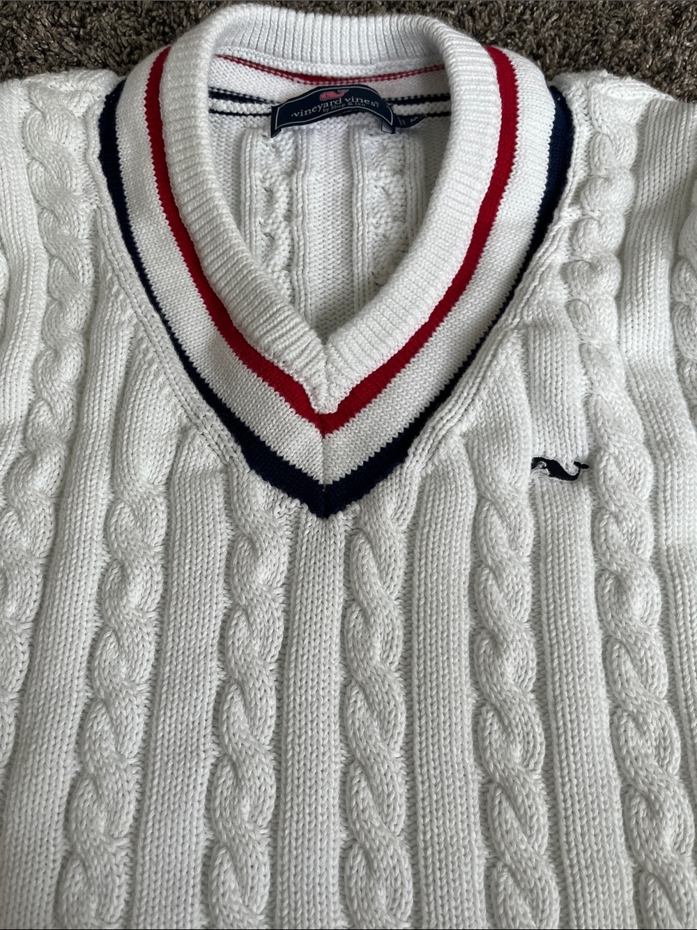 Vineyard Vines. White Cable Knit V-Neck Sweater with Navy & Red Trim! Americana - Picture 5 of 10